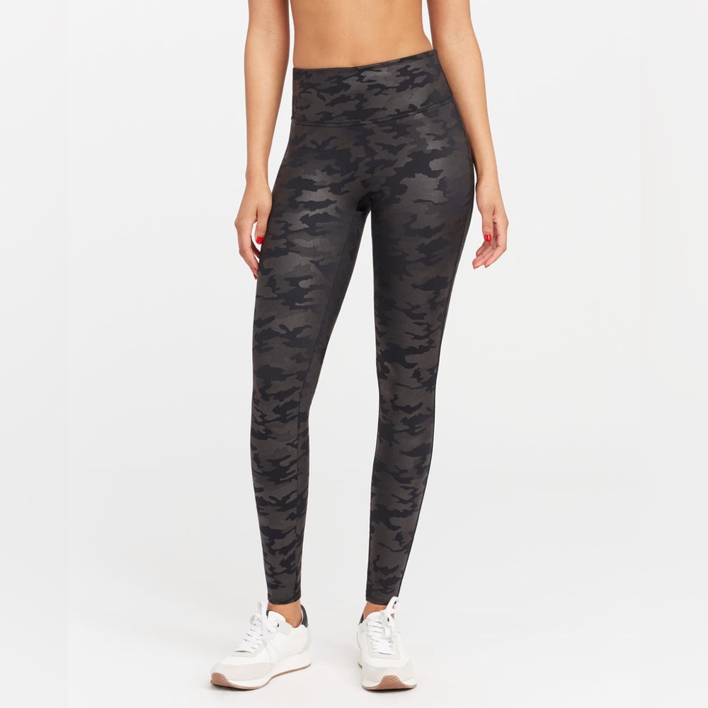 Faux Leather Matte Black Camouflage Leggings. Size Large.
